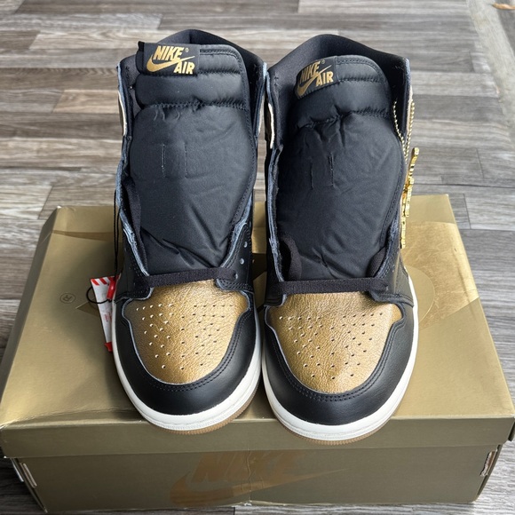 Nike Men's Black and Gold Air Sneakers
